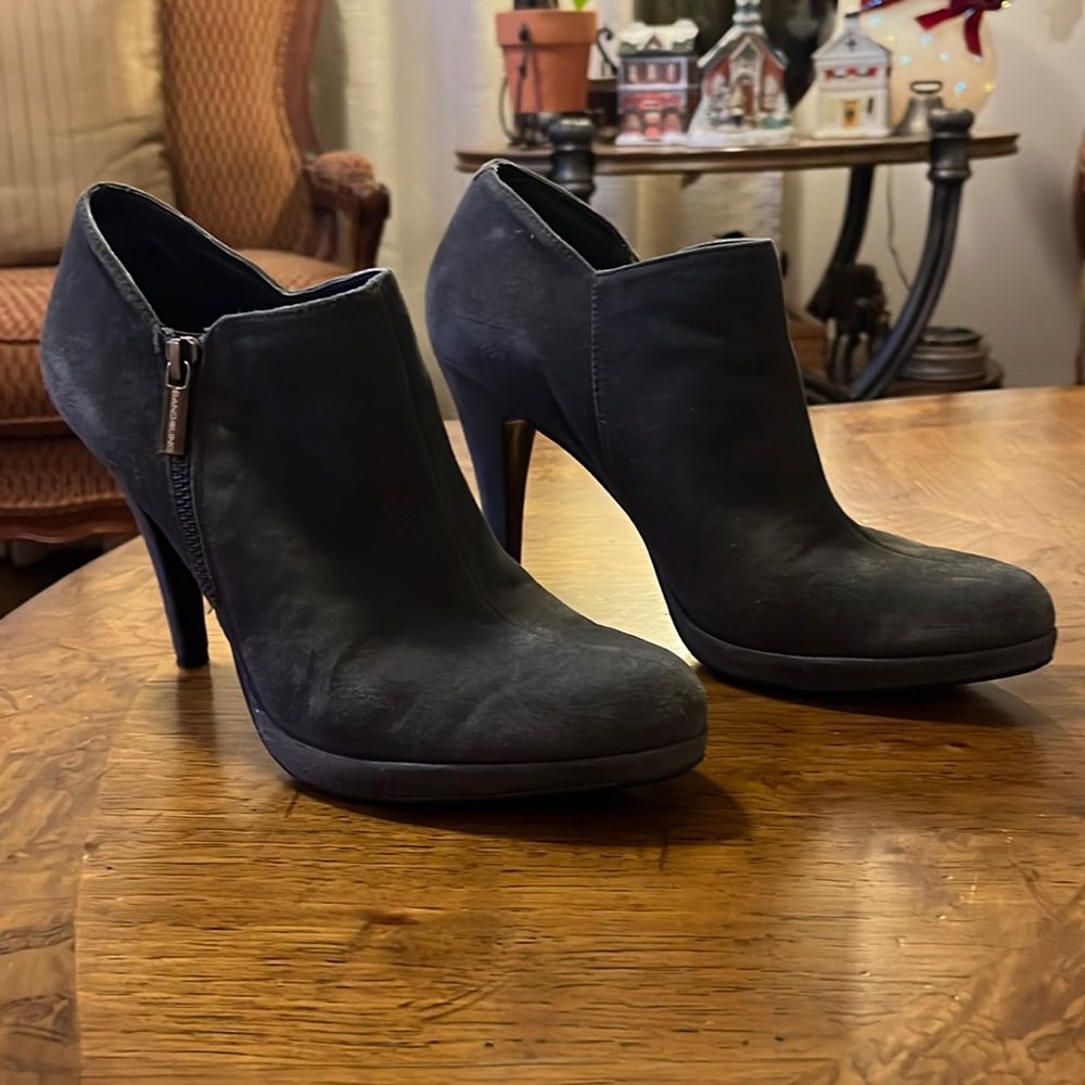 Bandolino EUC size 9 Dark Grey Suede Ankle Boots